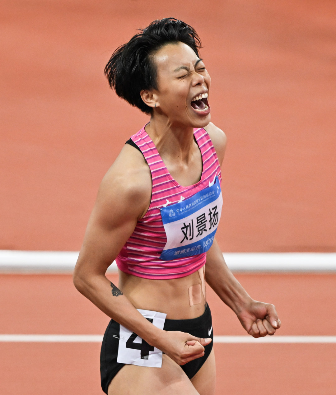 2025年11月19日,广东奥林匹克体育中心,十五运会田径项目女子100米栏决赛,广东选手刘景扬夺冠后欢呼。