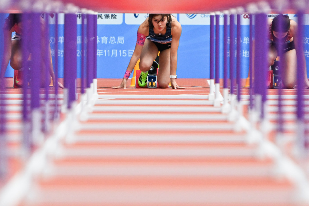 2025年11月19日,广东奥林匹克体育中心,十五运会田径项目女子100栏预赛,即将起跑的四川选手吴艳妮。