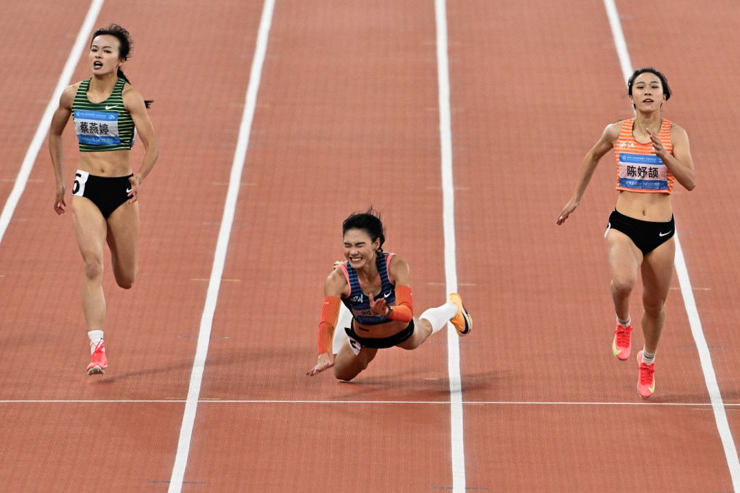 2025年11月19日,广东奥林匹克体育中心,十五运会田径项目开赛第五天, 十五运会女子200米决赛,四川选手刘英兰(中)在比赛中摔倒。