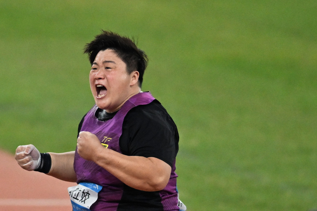 2025年11月16日,广东奥林匹克体育中心,十五运会田径项目,女子铅球决赛,河北选手巩立姣完成第一投后庆祝。