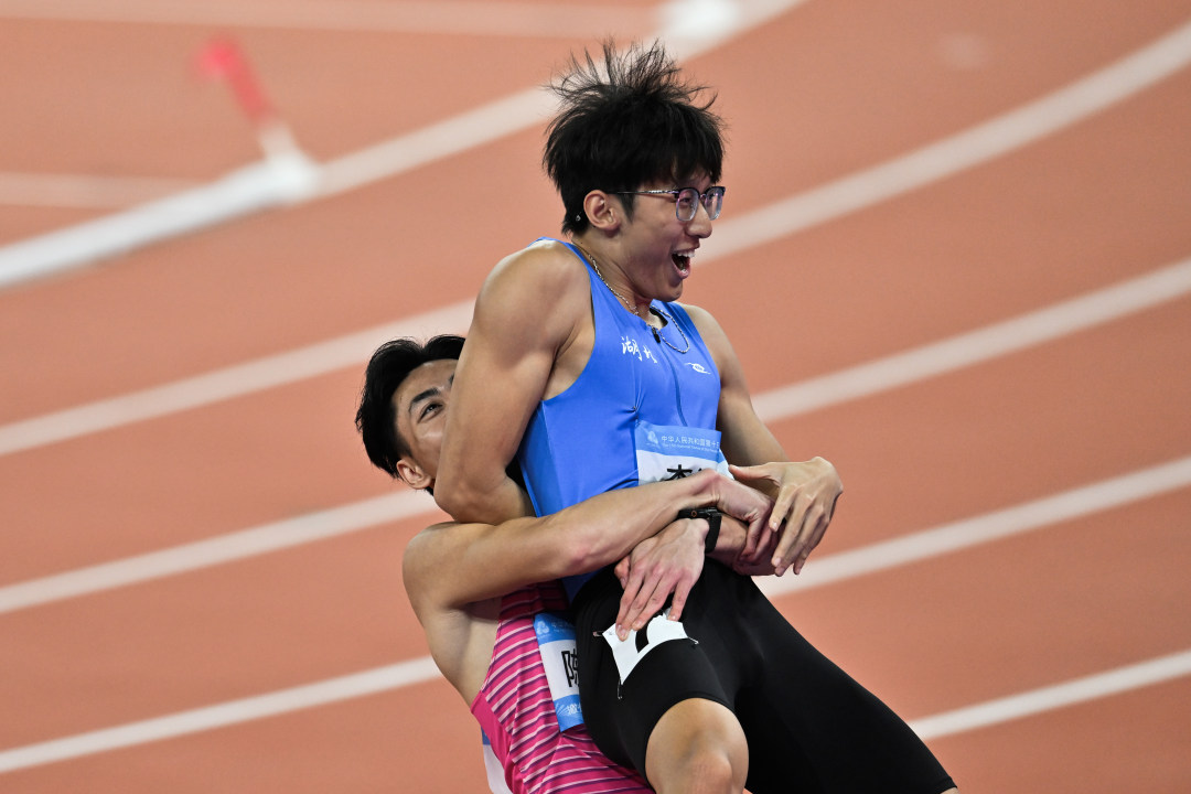 2025年11月17日,广东奥林匹克体育中心,十五运会田径项目,男子100米决赛,夺冠的湖北选手李泽洋被广东选手陈冠锋抱起。