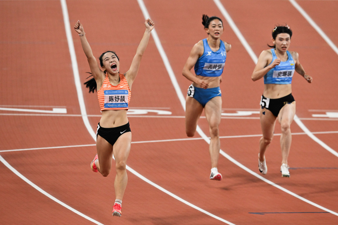2025年11月17日,广东奥林匹克体育中心,十五运会田径项目,女子100米决赛,夺冠的浙江选手陈妤颉(左一)冲线后庆祝。