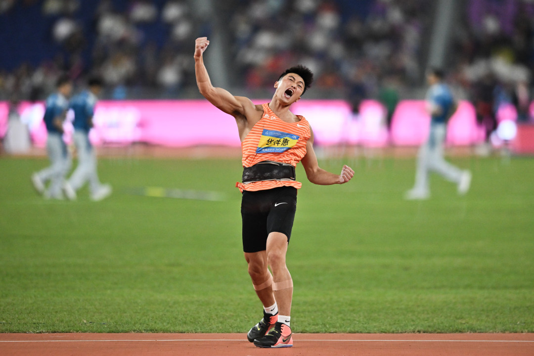 2025年11月16日,广东奥林匹克体育中心,十五运会田径项目,男子十项全能之九标枪比赛,浙江选手跨华梓惠完成投掷后举臂庆祝。