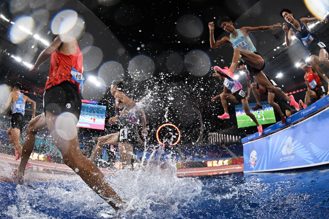 2025年11月16日,广东奥林匹克体育中心,十五运会田径项目,男子3000米障碍决赛,选手跨越障碍。