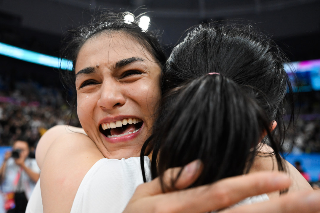 2025年11月15日,佛山市顺德区德胜体育中心,十五运会女篮成年组决赛广东对阵四川,夺冠的广东队员迪拉娜(左)与队友相拥。