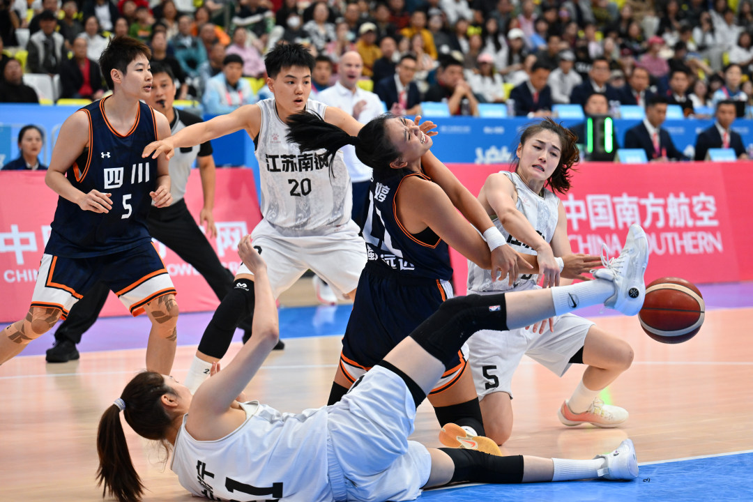 2025年11月14日,佛山市顺德区德胜体育中心,十五运会女篮成年组半决赛江苏对阵四川,双方队员争抢。