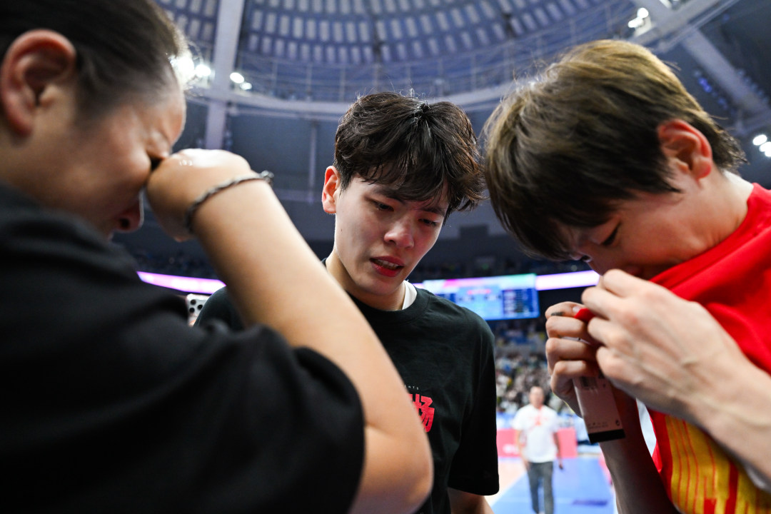 2025年11月15日,佛山市顺德区德胜体育中心,十五运会女篮成年组决赛广东对阵四川,夺冠的广东队员杨舒予(中)、杨力维(右)落泪。