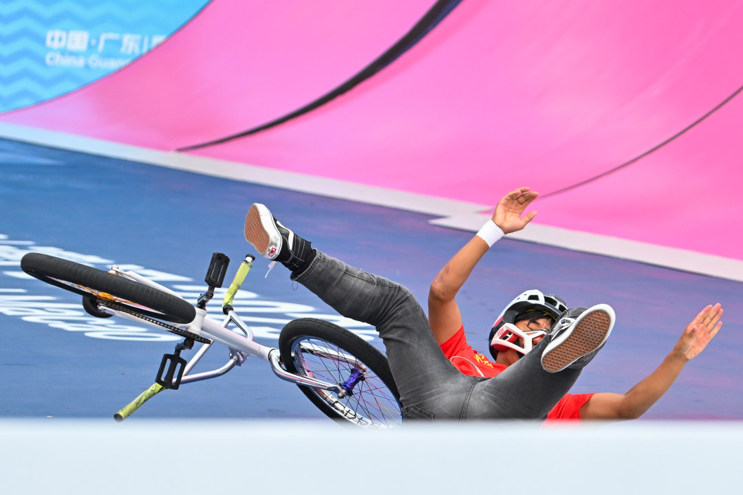 2025年10月24日,深圳市光明区虹桥公园,十五运会自行车(自由式小轮车)比赛,选手失误瞬间。