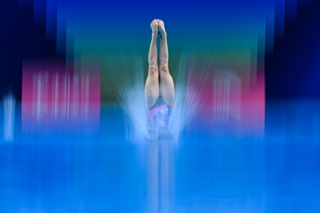 2025年11月2日,广东奥体中心游泳跳水馆,十五运会跳水项目女子团体决赛,慢门拍摄下,运动员入水瞬间。
