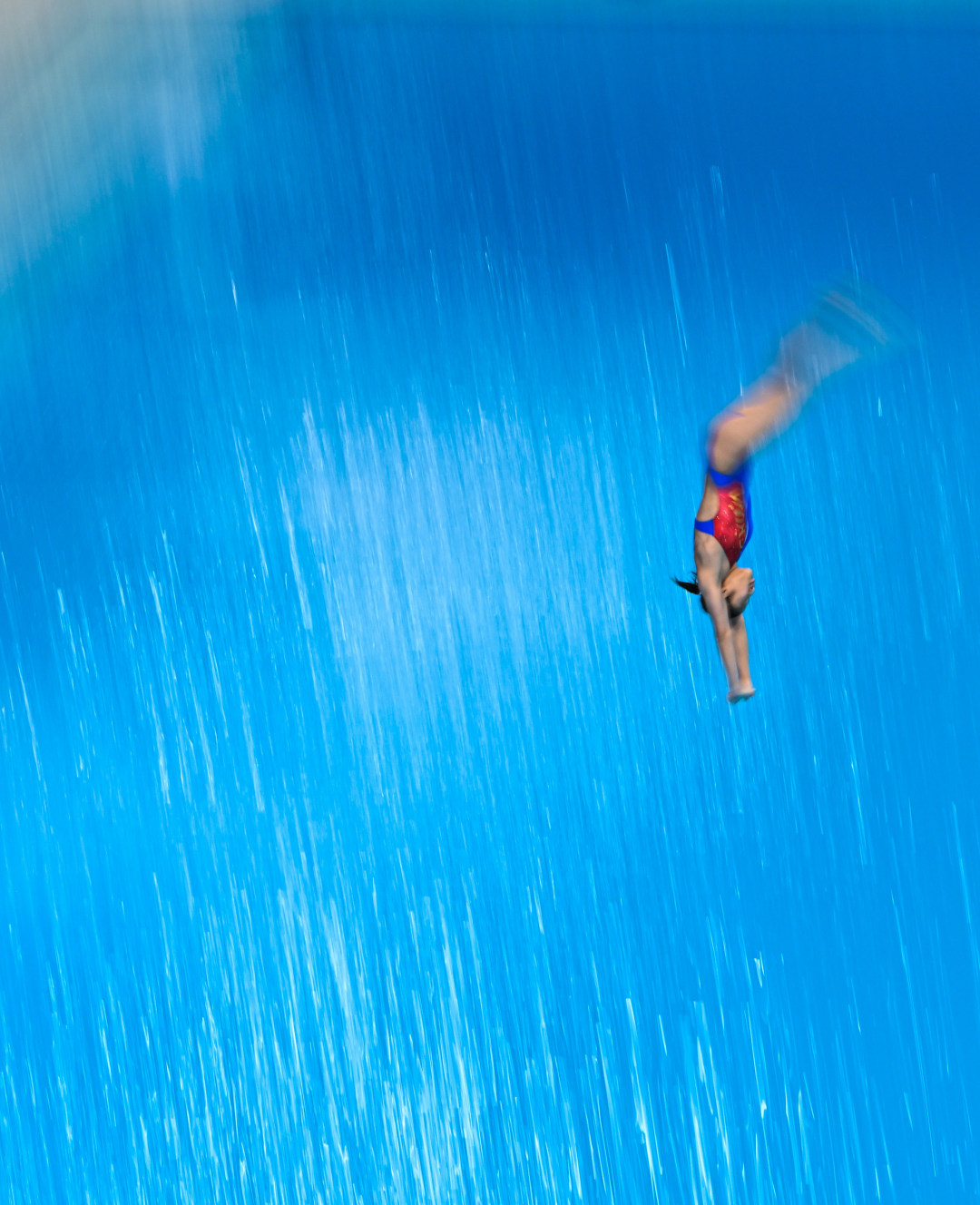 2025年11月2日,广东奥体中心游泳跳水馆,十五运会跳水项目女子团体决赛,慢门拍摄下,运动员入水瞬间。2