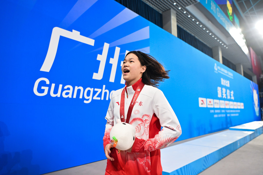 2025年11月2日,广东奥体中心游泳跳水馆,十五运会跳水项目女子团体决赛,全红婵跑向看台与现场观众互动。3