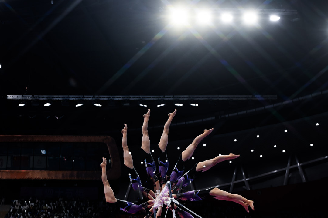 2025年9月10日,十五运会体操青年组比赛,肇庆市肇庆新区体育中心体育馆,正在进行高低杠项目比赛的选手(多重曝光拍摄)
