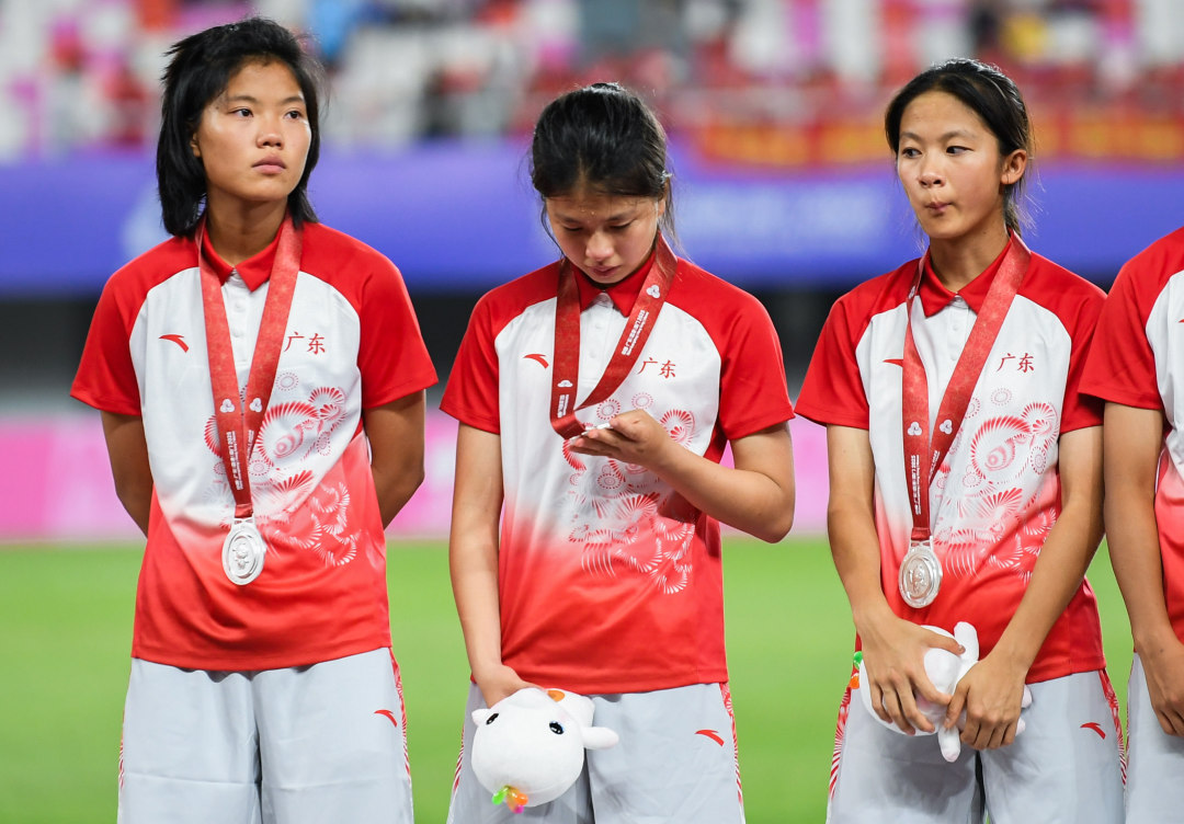 2025年6月10日,广州天河体育场,十五运会女子U16足球决赛广东对阵上海,U16广东女足队长叶欣怡(中)在颁奖台上手拿银牌。