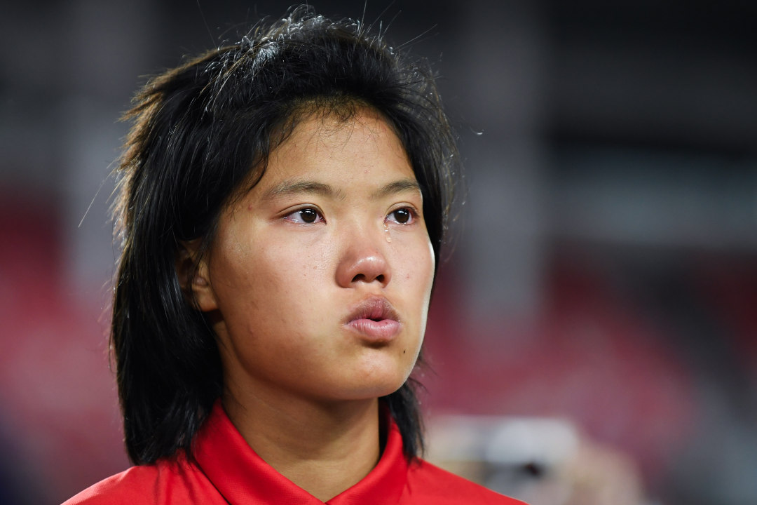 2025年6月10日,广州天河体育场,十五运会女子U16足球决赛广东对阵上海,广东女足队员方珍珠获得银牌后落泪。