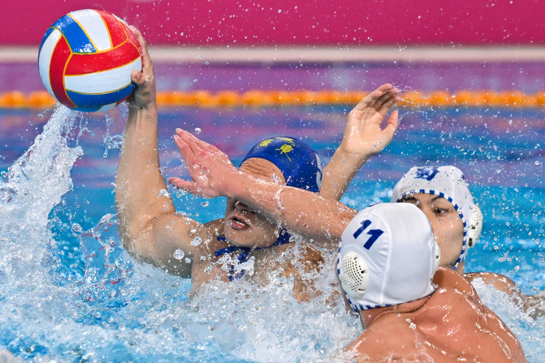 2025年10月22日,广东奥体中心游泳跳水馆,十五运会男子水球项目开赛,广东队队员进攻遭遇阻击。