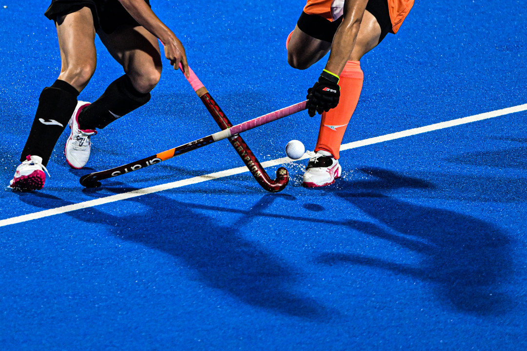 2025年10月30日,云浮市中等专业学校,十五运会女子曲棍球项目开赛,队员争球。