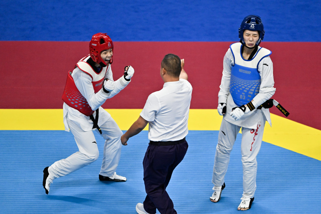2025年9月28日,十五运会跆拳道项目,惠州体育馆,浙江代表团选手陈熙敏(红衣者)击中对手得分后庆祝。