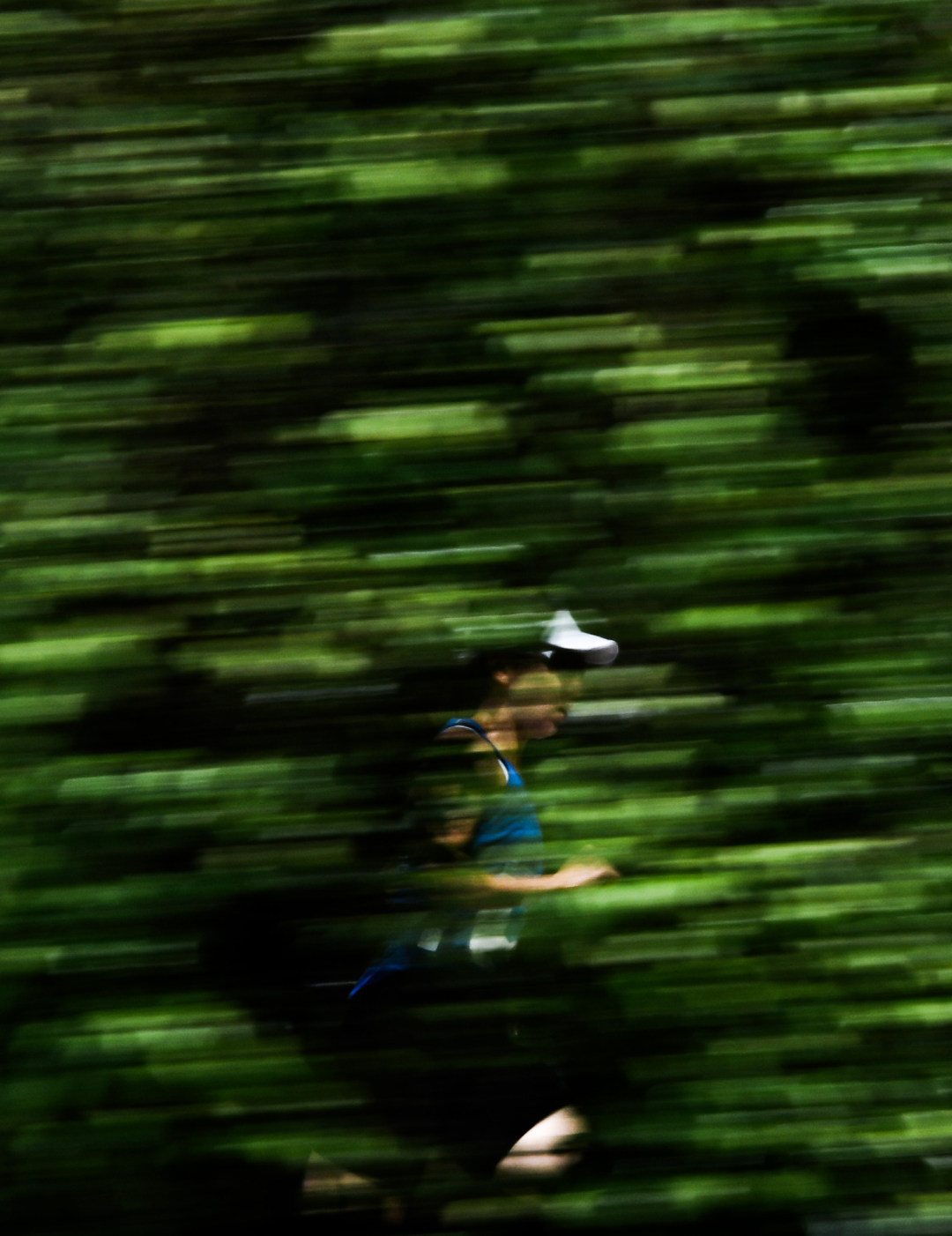 2025年9月27日,广东省黄村体育训练中心,十五运会新现代五项女子决赛,慢速快门拍摄下,正在进行激光跑项目的山东代表团选手张明煜。