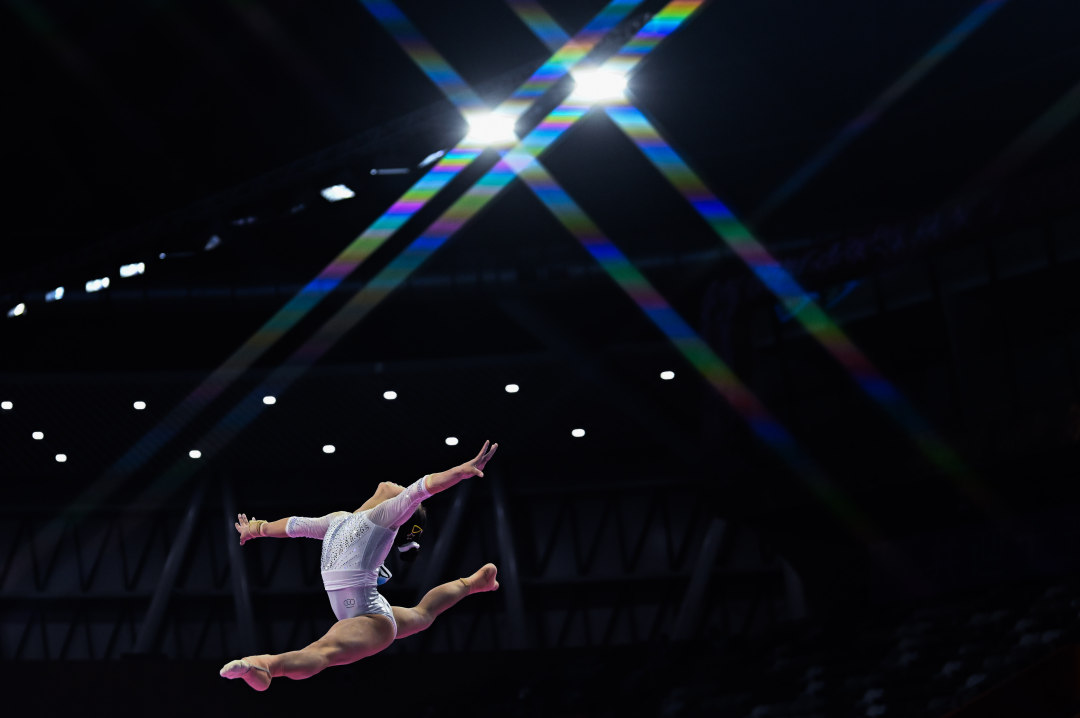 2025年9月10日,十五运会体操青年组比赛,肇庆市肇庆新区体育中心体育馆,正在进行平衡木项目比赛的选手。