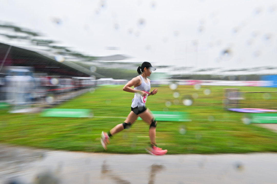 2025年9月20日,广东省黄村体育训练中心,十五运会现代五项女子决赛,雨中进行激光跑项目的广东选手钟秀婷。
