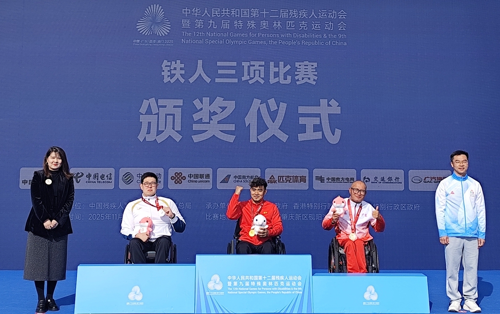 张健 铁人三项颁奖礼_副本