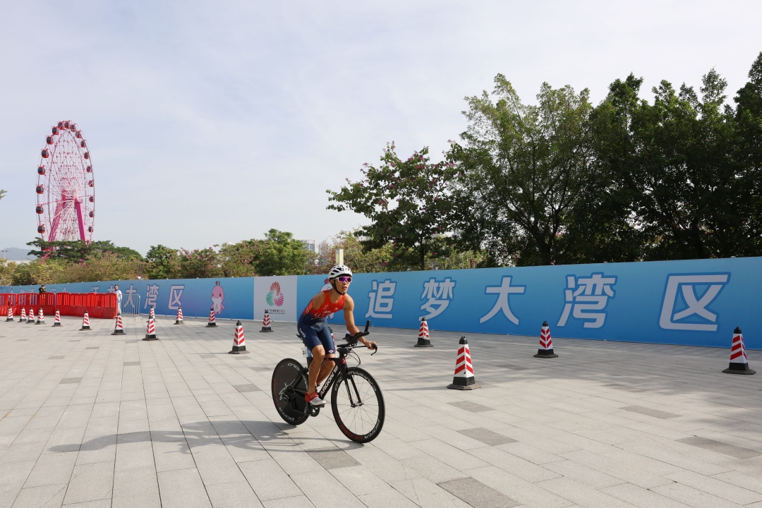 三棒李奕宗在骑行环节比赛中