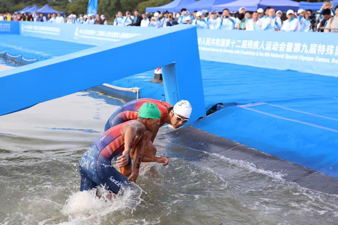 游泳环节,邓建利率先上岸。