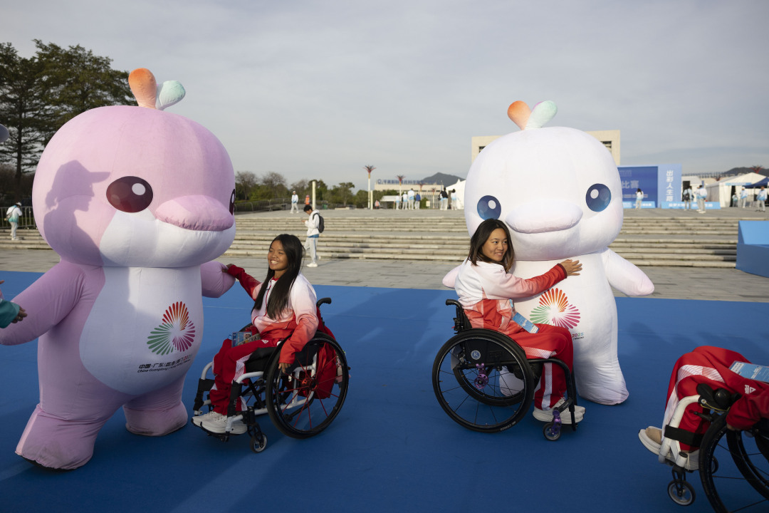 赛后,运动员抱住喜羊羊和乐融融庆祝比赛顺利结束。
