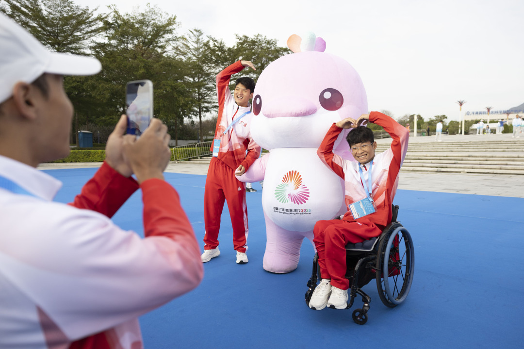 赛后,运动员抱住喜羊羊和乐融融庆祝比赛顺利结束。2