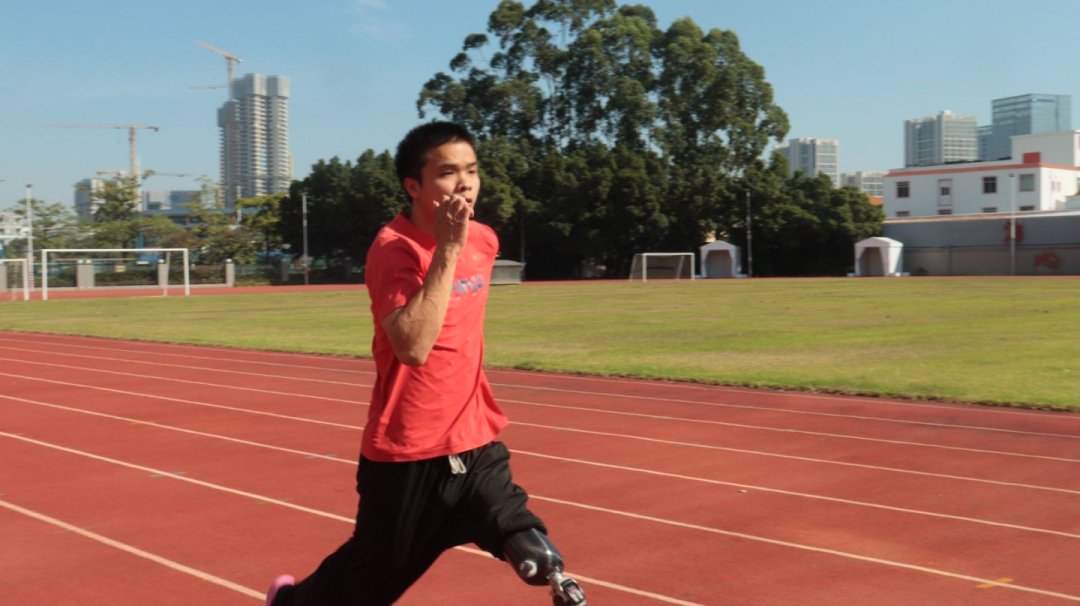 全力以赴奔跑的温少辉。