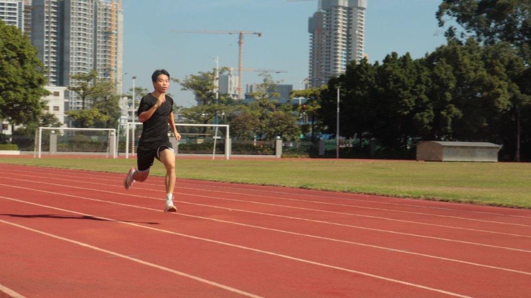 自由奔跑的龙汉培。