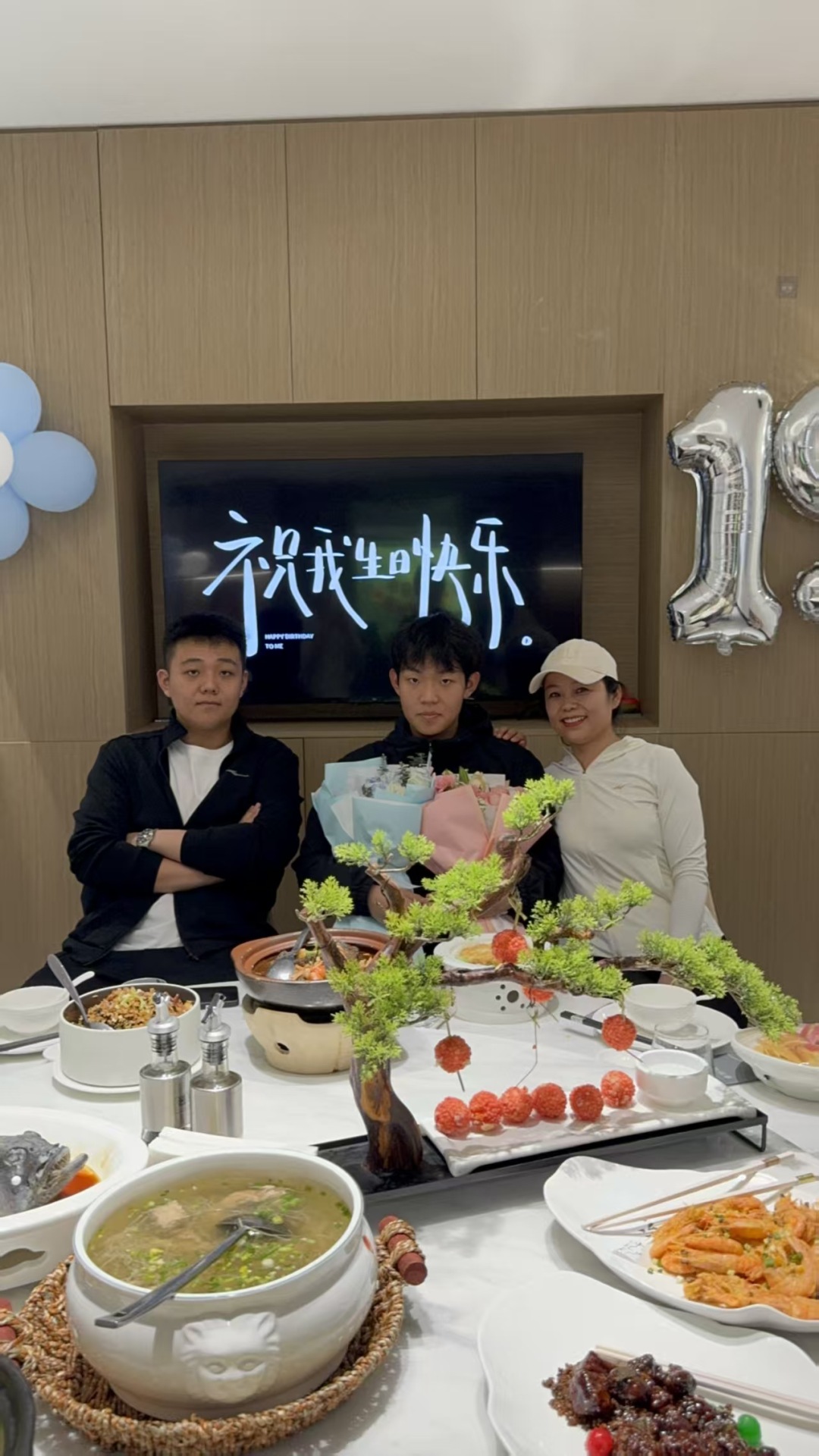 小姜(居中者)与哥哥和母亲