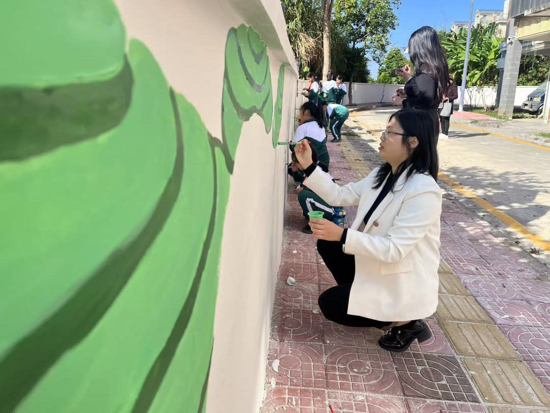 潘绮雯带头参与社区墙绘绘制活动。受访者供图