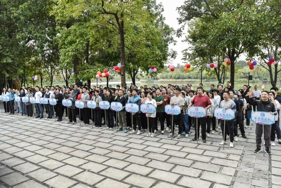 职工们整齐列队。图片由郭柯堂拍摄。