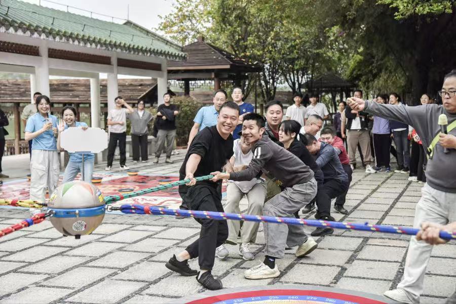花样智力拔河。图片由郭柯堂拍摄。