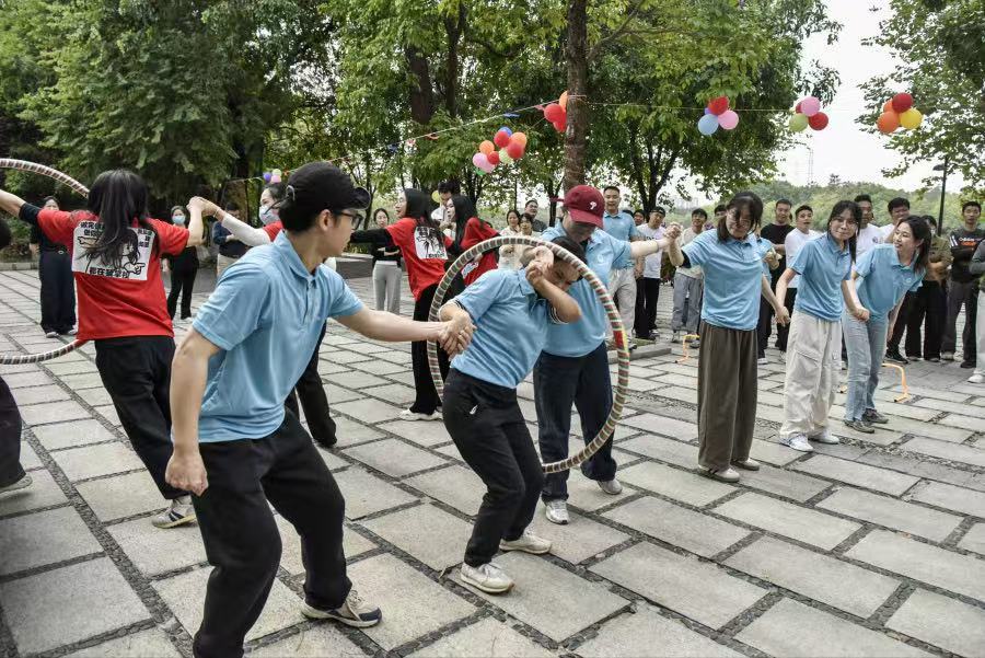 智穿呼啦圈比赛现场。图片由郭柯堂拍摄。