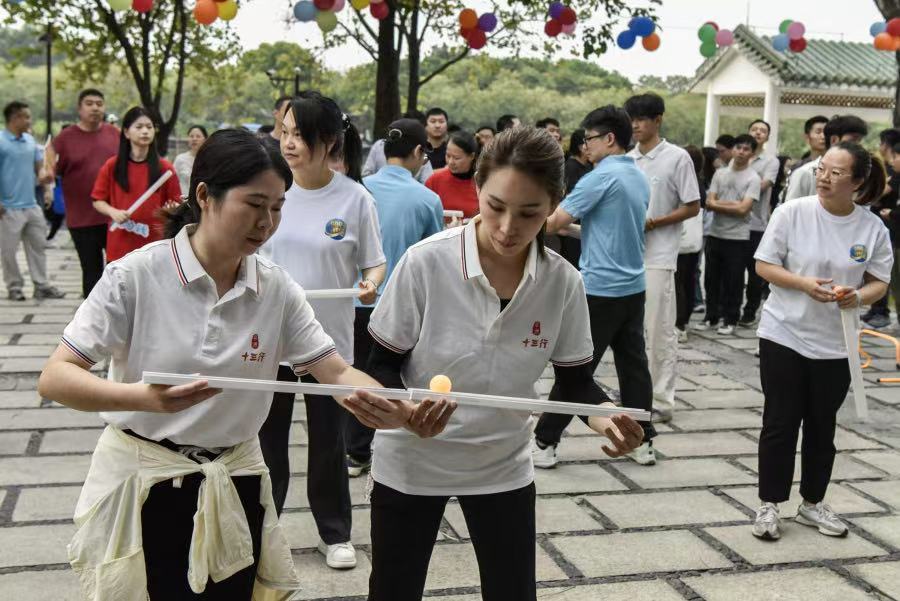 乒乓接龙比赛现场,图片由郭柯堂拍摄。