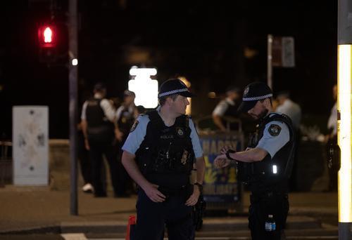 12月14日,在澳大利亚悉尼,警察在邦迪滩枪击事件附近区域执勤