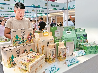 “光彩大篷车”消费帮扶活动现场。(资料图片)