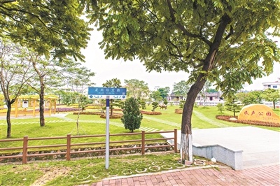 白云区龙岗村路牌上附带二维码,路过的市民扫码即可了解当地历史文化。