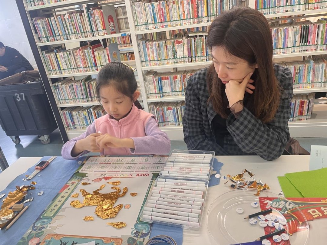 “元旦启新·2026亲子日历DIY”活动区,小读者制作锡韵日历