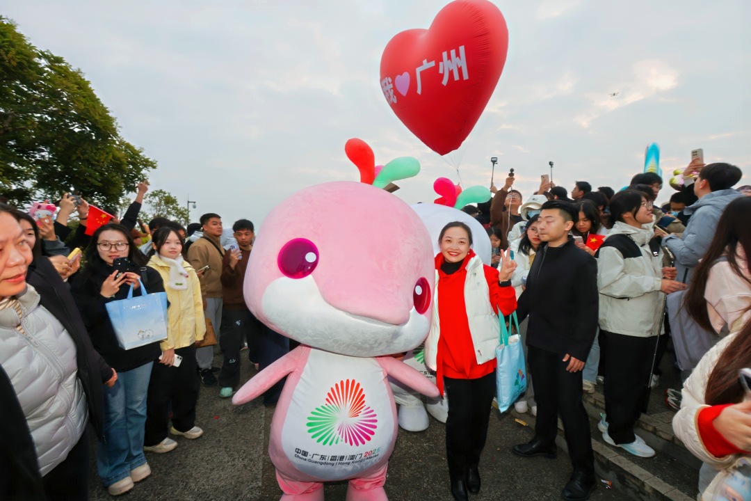 杨耀烨20260101白云山 市民游客在白云山摩星岭共迎2026第一缕阳光.jpg