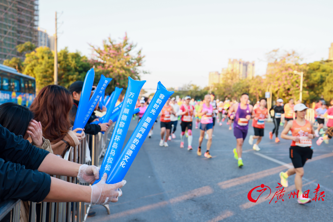 市民为跑友加油助威