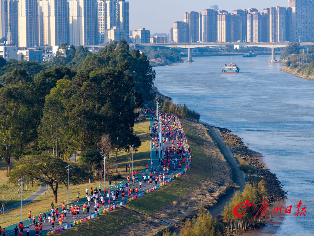 河堤上奔跑的风景线