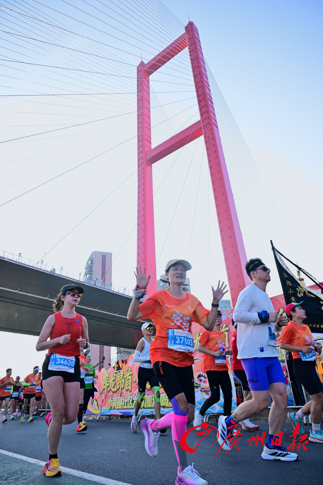 跑友们途经顺德大桥