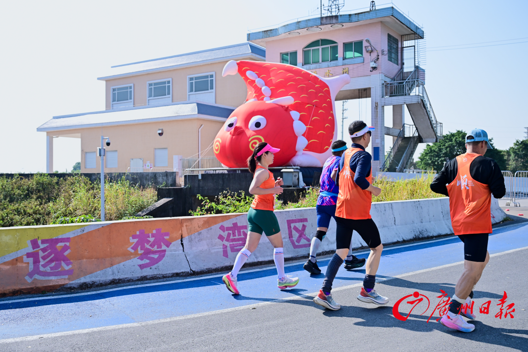 跑友在七彩跑道奔跑