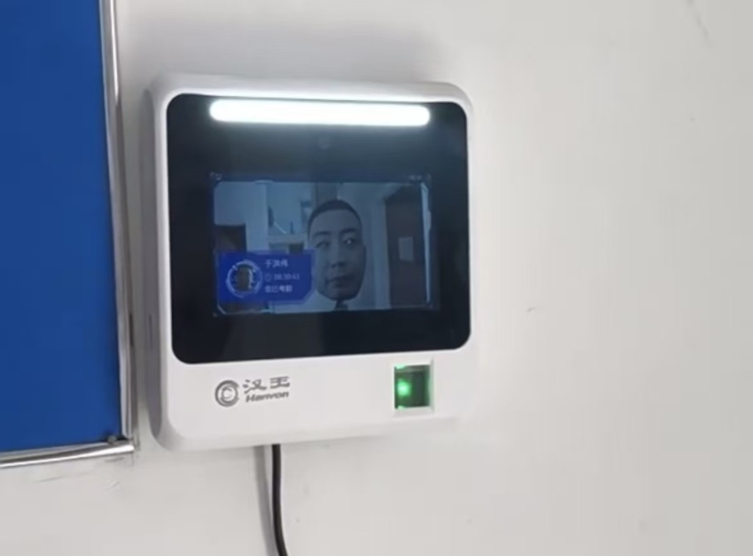 有人使用24元纸质面具欺骗过打卡系统,打卡成功