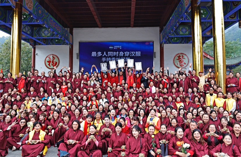 高鹤涛20260101 广东1038人成功挑战“身穿汉服手持香炉起舞”世界纪录