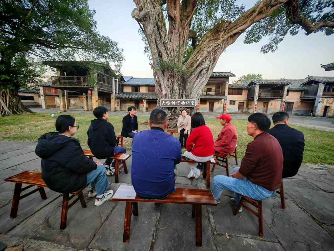 邀请广东外语外贸大学汪雪副教授到城南镇周前古村风度书房与群众面对面交流宣讲01