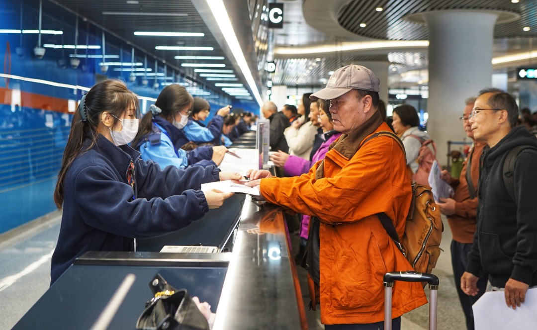 南沙边检站通过多项创新举措大幅提升口岸效率,将单个旅客通关时长由90秒缩短至最快5秒,位居全国前列。